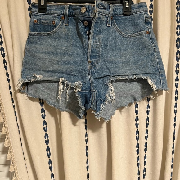 Levi’s Denim Distressed Women Shorts - Picture 1 of 3